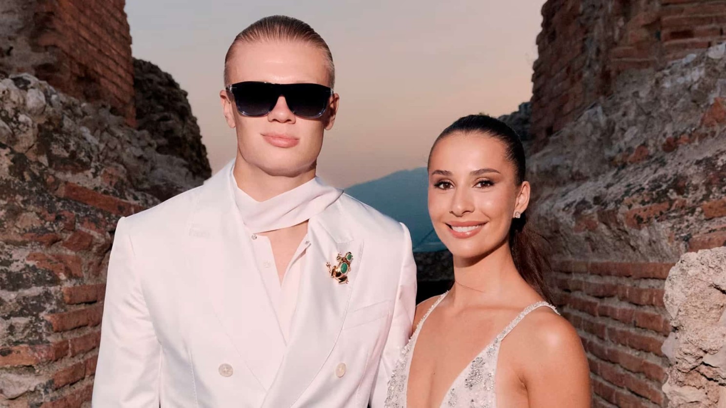 Erling Haaland e Isabel Haugseng Johansen vestidos de blanco en Taormina