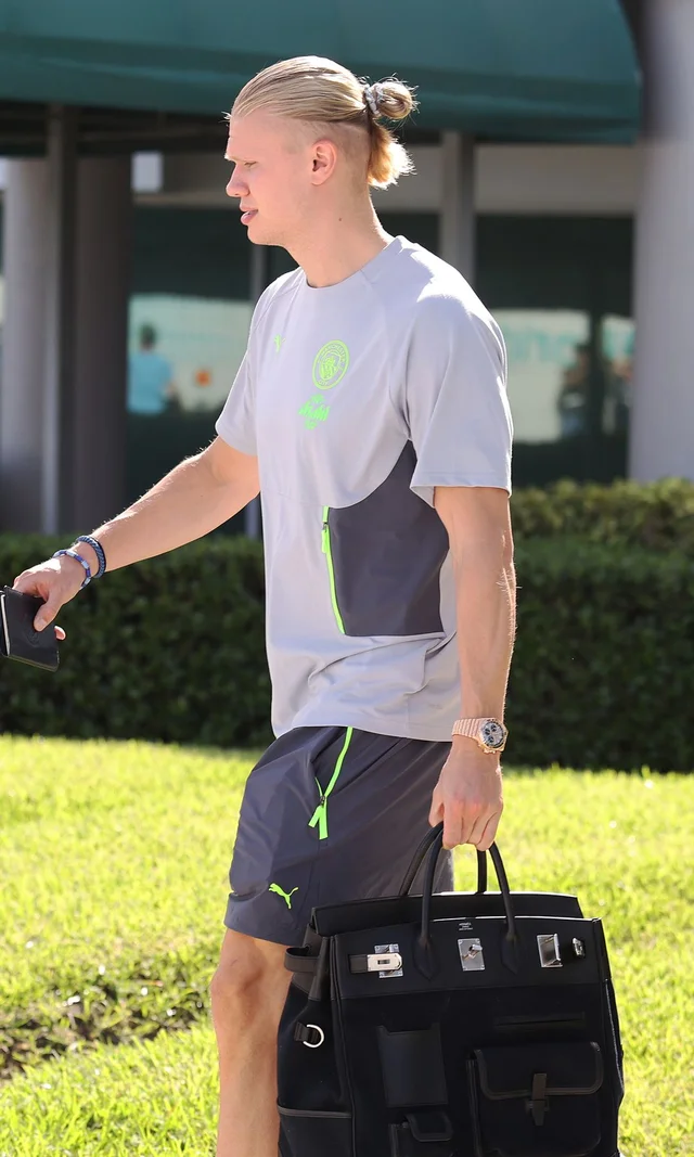 Erling Haaland con un bolso Hermès negro de múltiples bolsillos