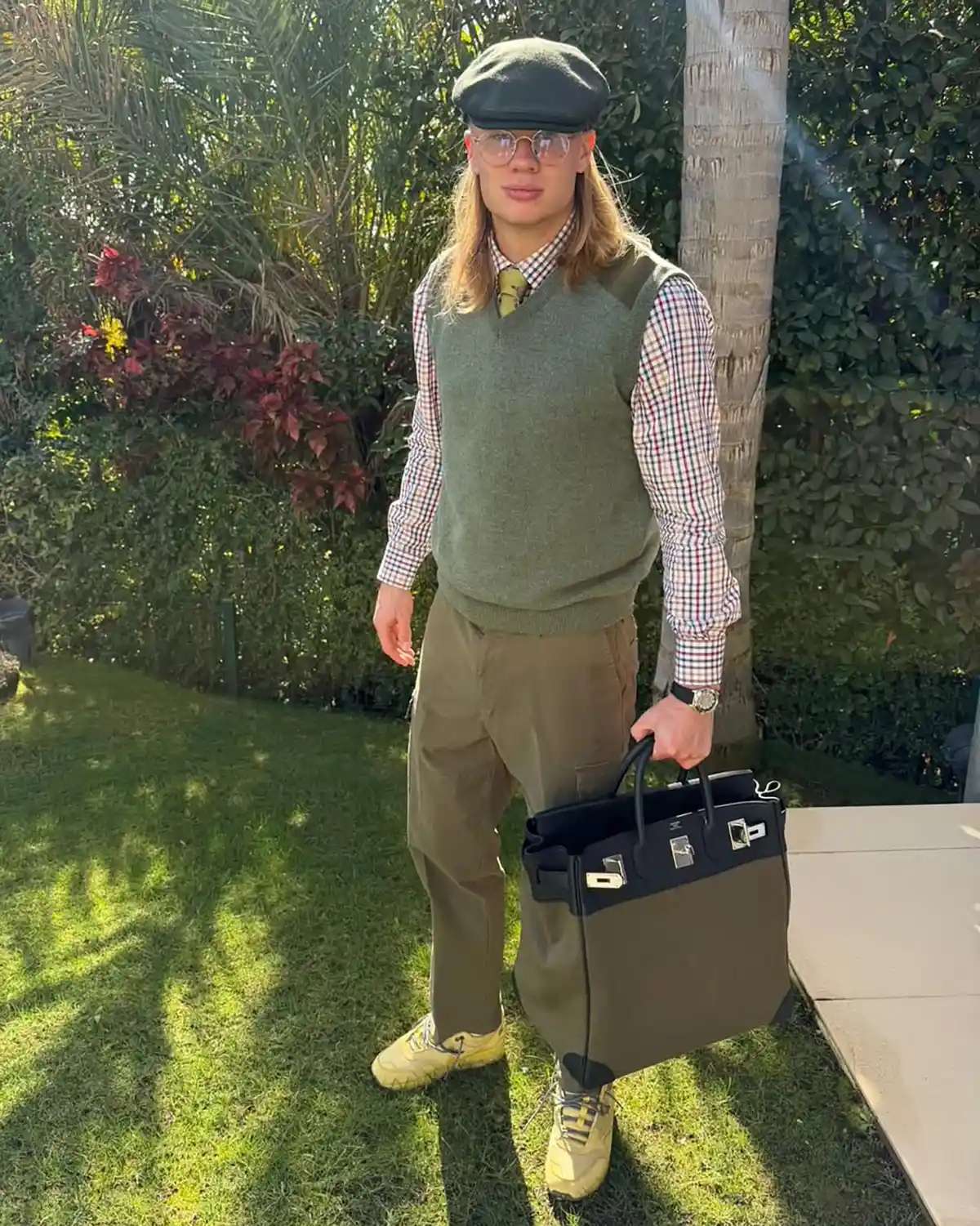 Erling Haaland vestido de verde con un bolso Hermès