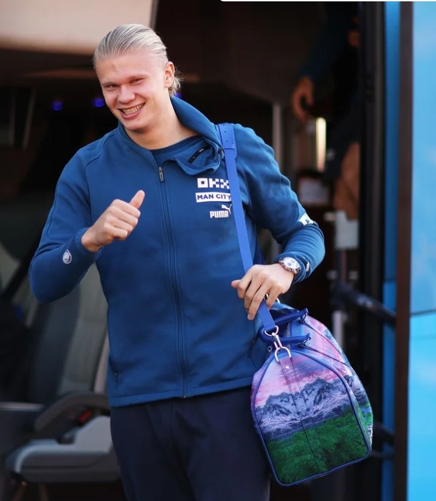 Erling Haaland con un bolso Louis Vuitton decorado con paisaje