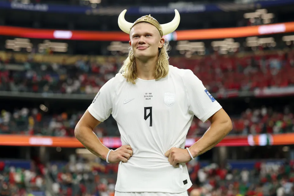 Erling Haaland con camiseta blanca de Noruega y casco vikingo