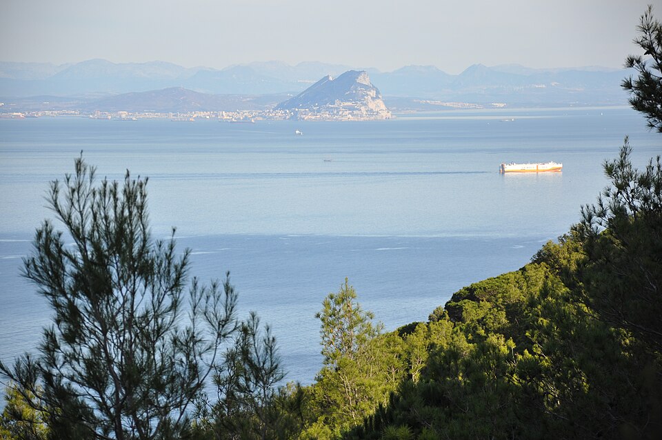 Vista del Estrecho de Gibraltar desde Ceuta, con el Peñón de Gibraltar y la costa peninsular al fondo.