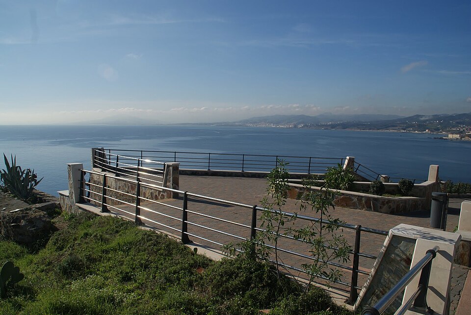 Panorámica de la bahía de Ceuta desde el mirador del faro de Punta Almina.