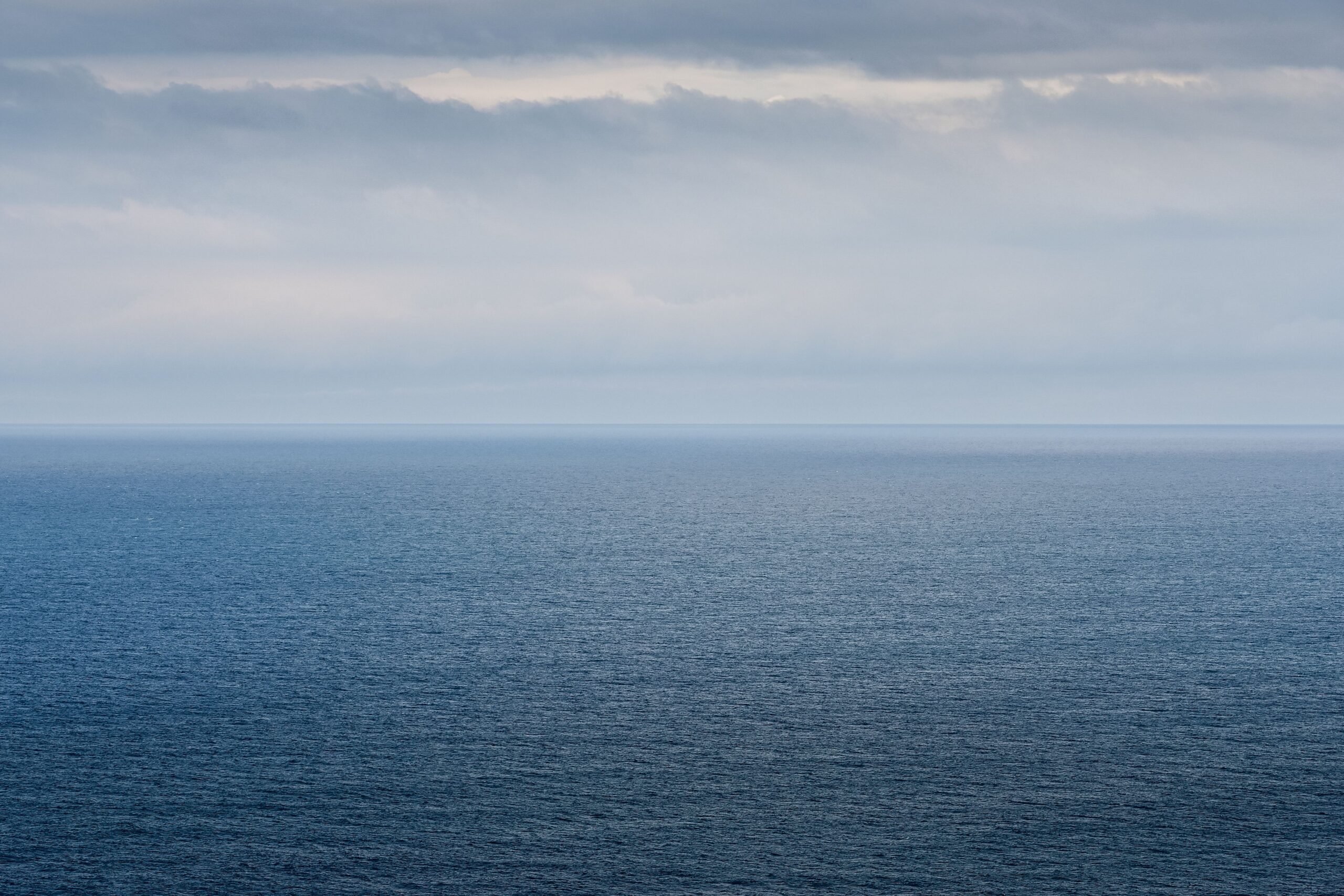 Mar abierto bajo un cielo nublado, sin embarcaciones ni personas.
